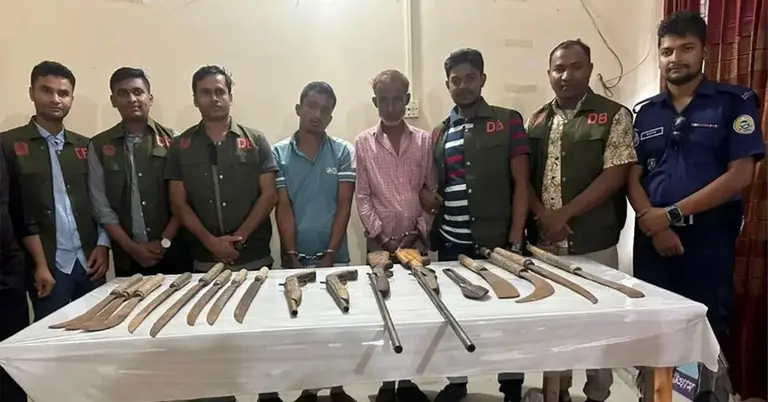 গ্রেপ্তারকৃতরা পুলিশের কাছে হেফাজতে আছে